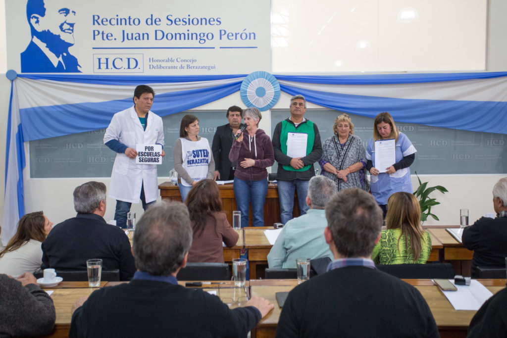 Miriam Marinozzi (Suteba); María Reigada (CTA Provincia); Carlos Acosta (ATE Berazategui) en el HCD. 