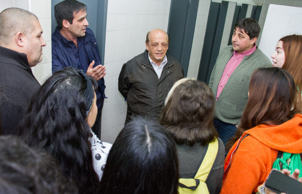 Mussi, Héctor Peñalva (presidente del Consejo Escolar) y Saracho, director de la escuela.
