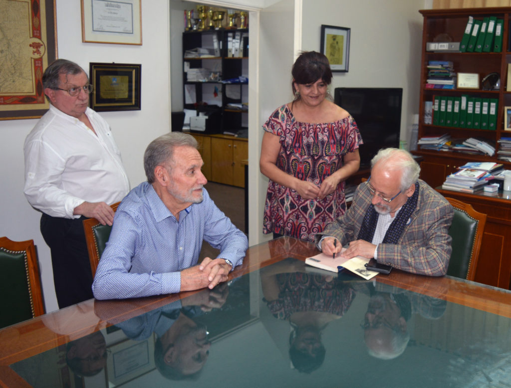 El Ing. Jorge Omar Del Gener, decano de la Facultad Regional Avellaneda de la UTN, recibe Vida de Perro, autografiado por Verbitsky.