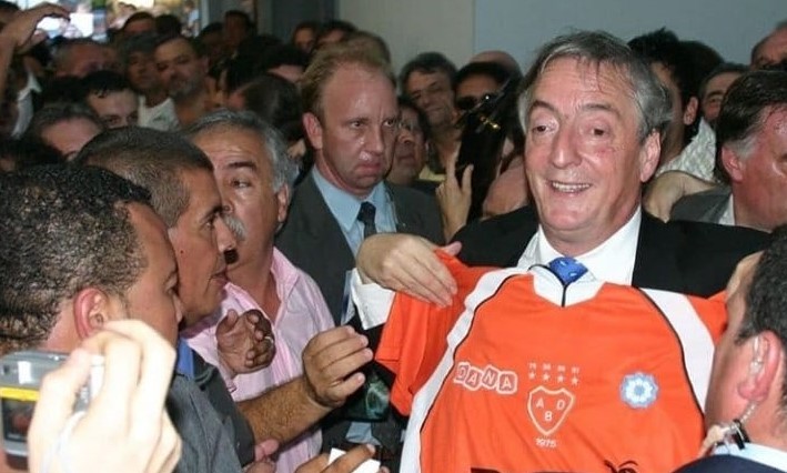 Néstor Kirchner con la camiseta de Berazategui
